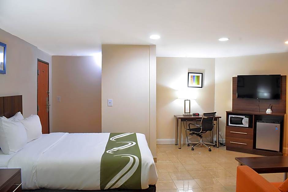 Photo 1 of 4 of 1 Queen Bed