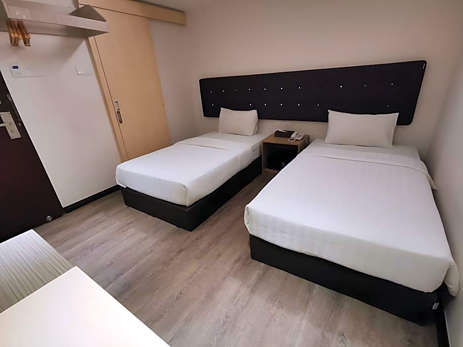 Ease Hotel
