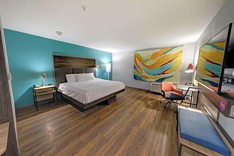 King Room with Roll-In Shower - Mobility Access