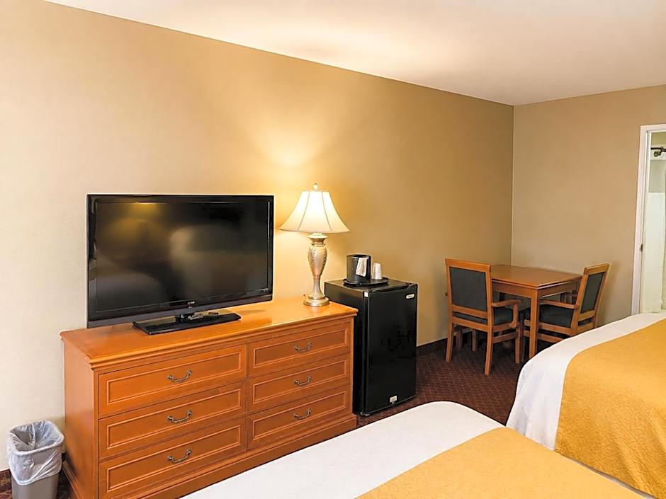 Burbank Inn and Suites