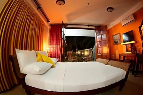 Deluxe Double Room with free Airport pickup or drop