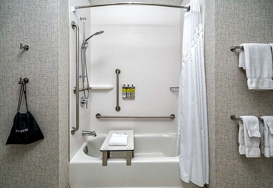 Holiday Inn Express & Suites Brandon By IHG