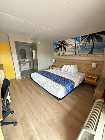 1 King Bed, Mobility Accessible Room, Bathtub w/ Grab Bars, Non-Smoking