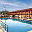 Econo Lodge Inn & Suites Maingate Central