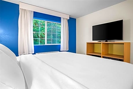 King Room with Roll-In Shower - Mobility and Hearing Access