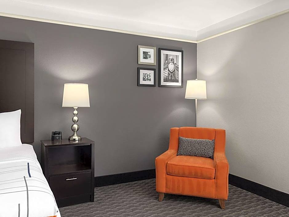 La Quinta Inn & Suites by Wyndham Santa Clarita - Valencia