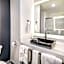 Hy-Lo Hotel, Ascend Hotel Collection