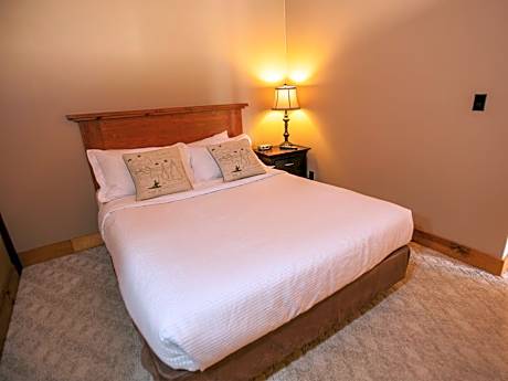 Queen Suite with Spa Bath