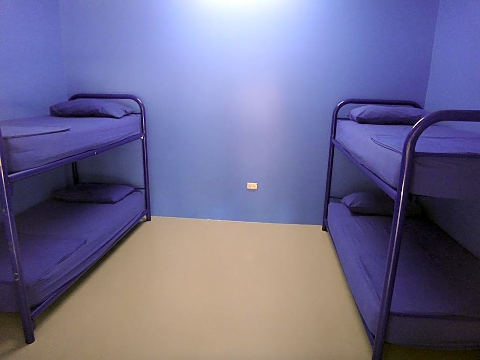 Foto 1 di 6 di Single Bed in Dormitory Room with Air-Conditioning