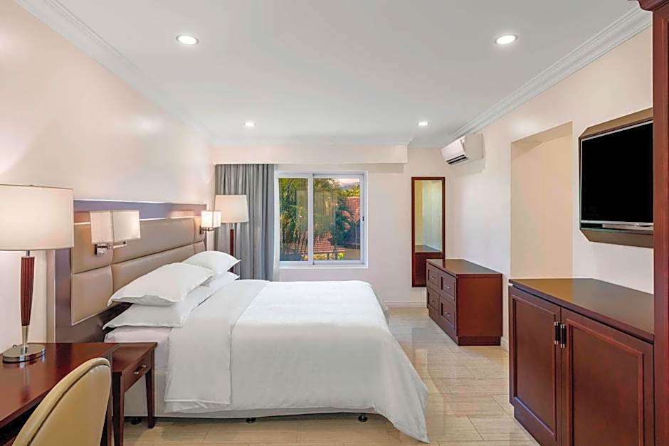 Sheraton Samoa Aggie Grey's Hotel & Bungalows