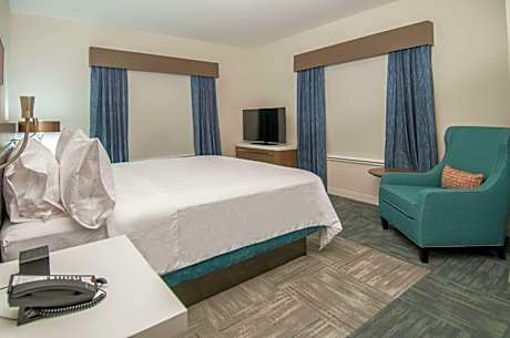 1 King Bed Deluxe