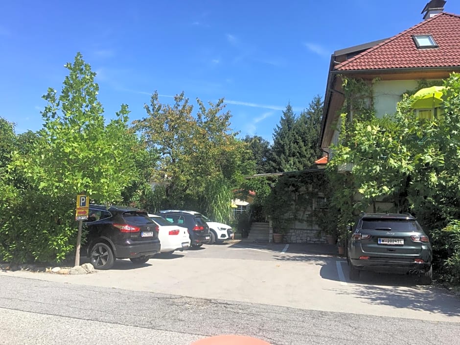 Pension Am Campus Velden – Velden, CA