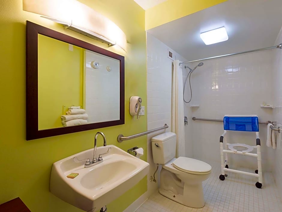 Super 8 by Wyndham White River Junction