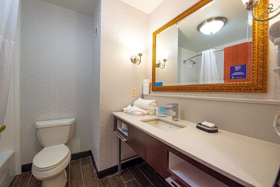 Hampton Inn By Hilton & Suites Rockville Centre, NY