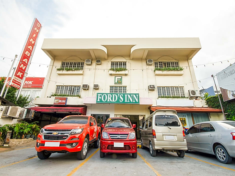 Vaccinated Staff - Capital O 465 Ford's Inn