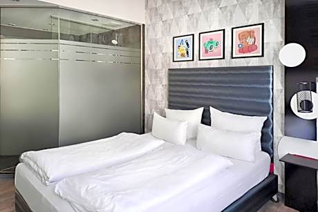 Standard Queen Room with Balcony and Terrace