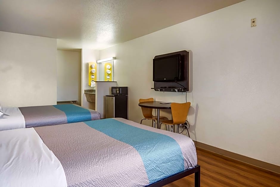 Motel 6 Portland Mall - 205