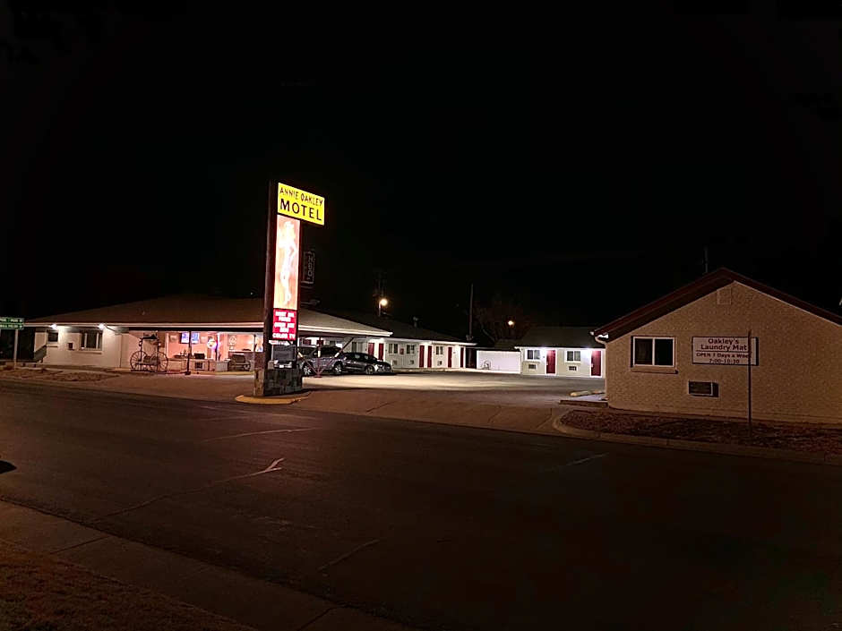 Annie Oakley Motel Oakley