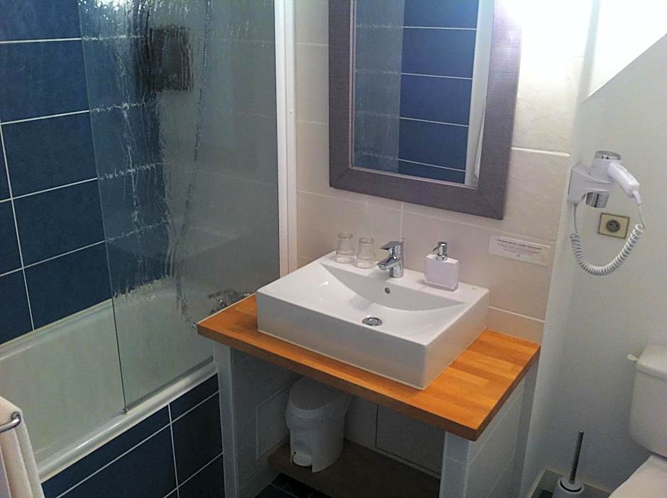 Logis Latitude Ouest Hôtel Restaurant & Spa