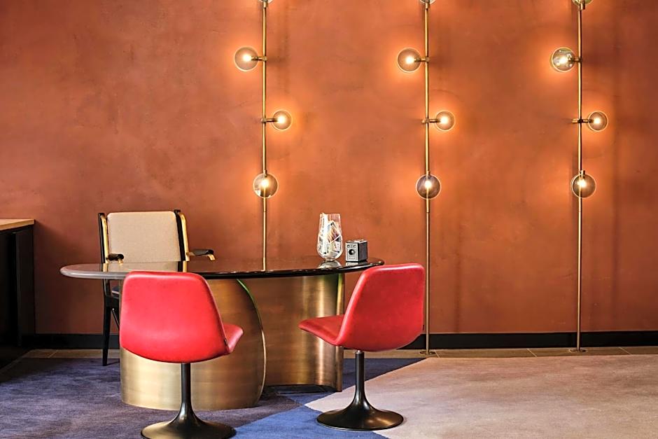 Montcalm East, Autograph Collection