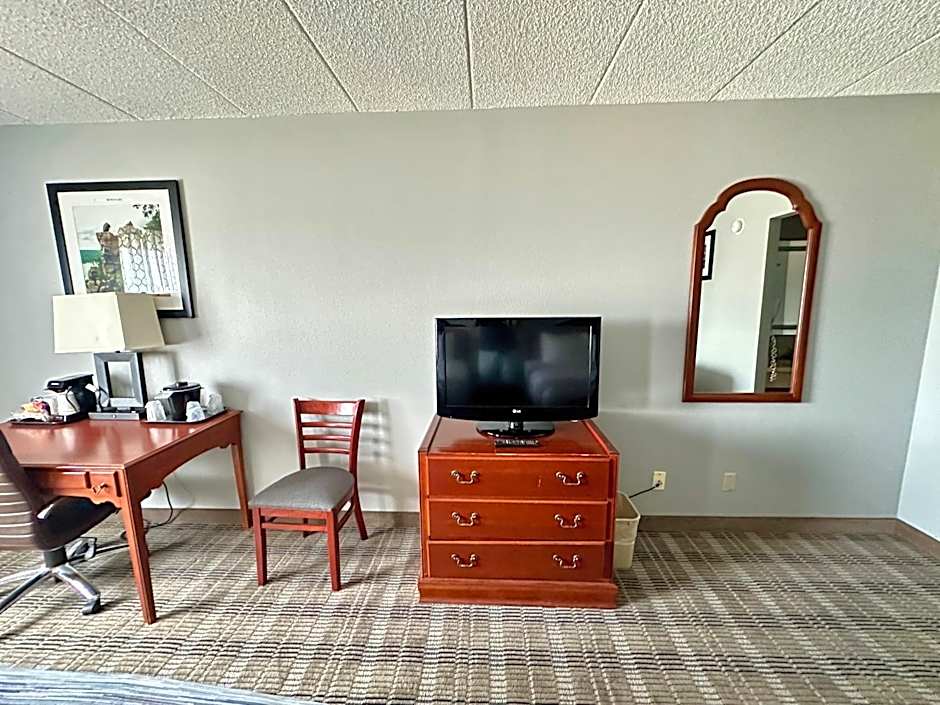 AmericInn & Suites by Wyndham Baraboo Event Center