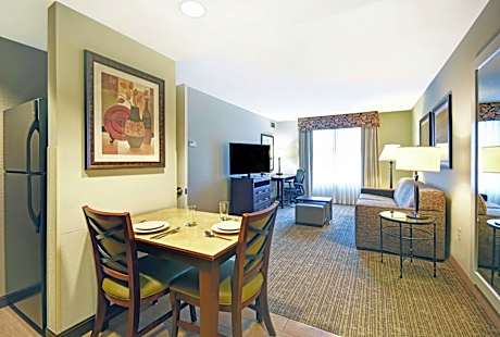 Suite with Two Queen Beds and Tub - Mobility and Hearing Access/Non-Smoking