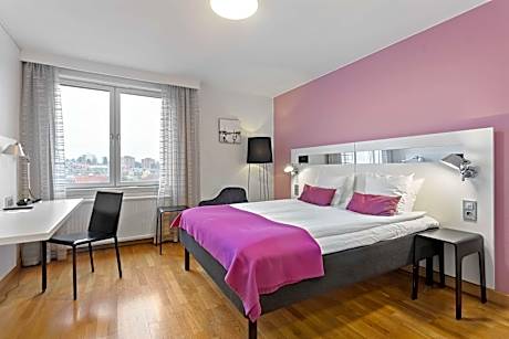 1 King Bed Non-Smoking Classic Room Wi-Fi Full Breakfast