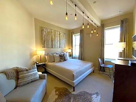 Independence Square 304, Stylish Hotel Room with Downtown Views & Great Location