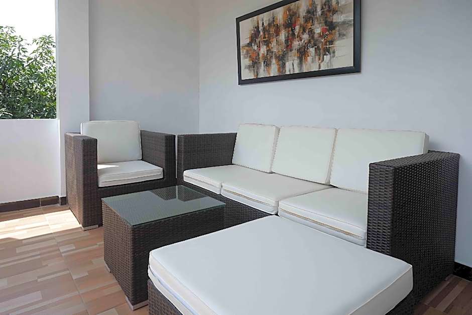 RedDoorz Plus near Patung Kuda Undip