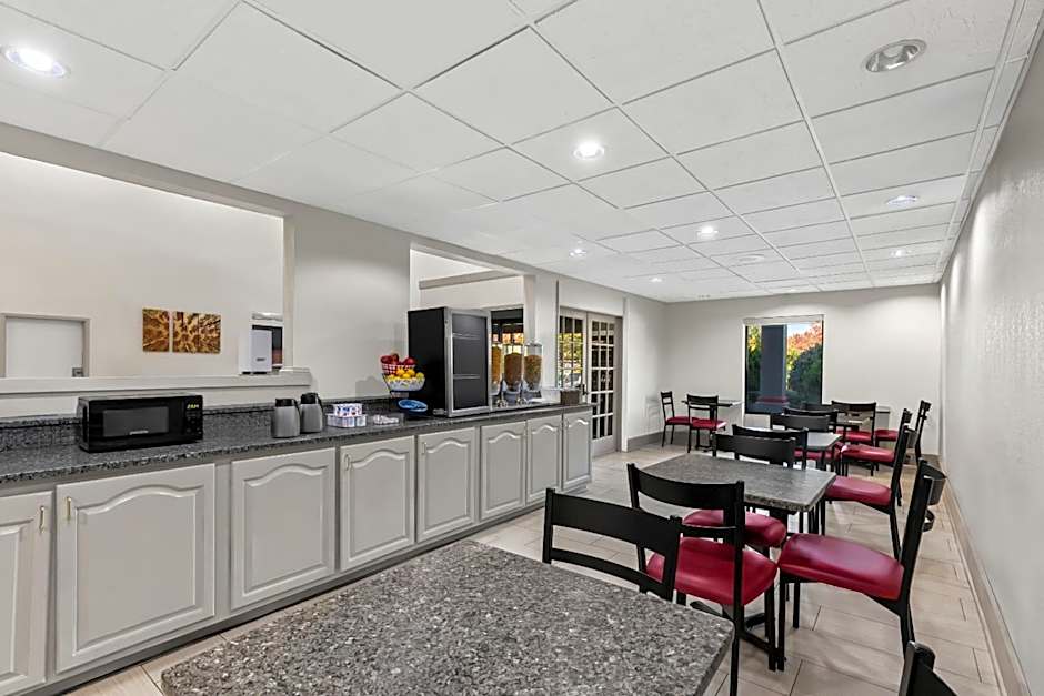 Red Roof PLUS+ & Suites Atlanta Airport South
