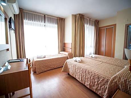 Family Room (2 Adults + 1 Child)