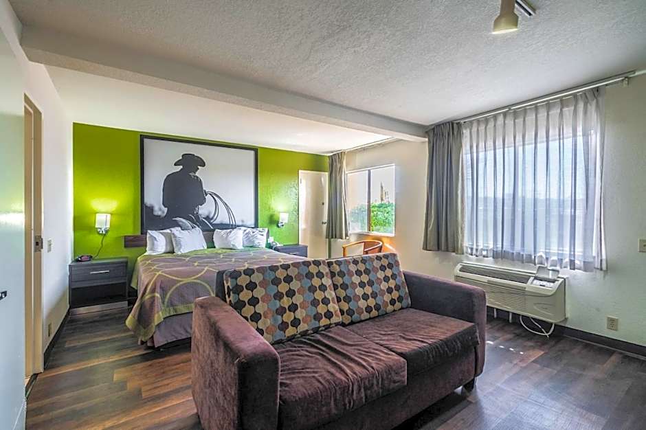 Photo 1 of 6 of 1 King Bed, Mobility Accessible, Grab Bars, Bathtub, Smoking