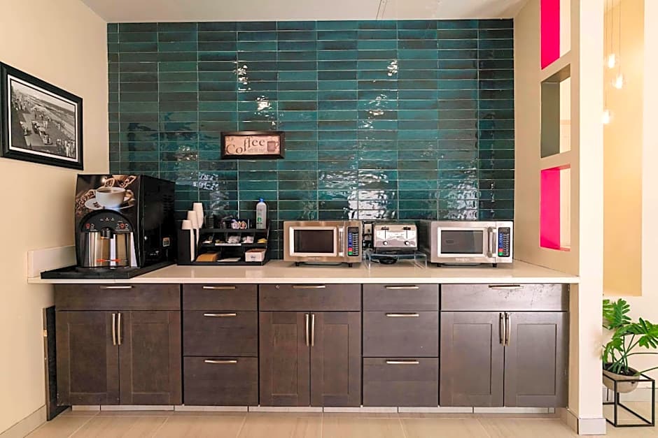 Gateway Hotel & Suites, an Ascend Hotel Collection Member