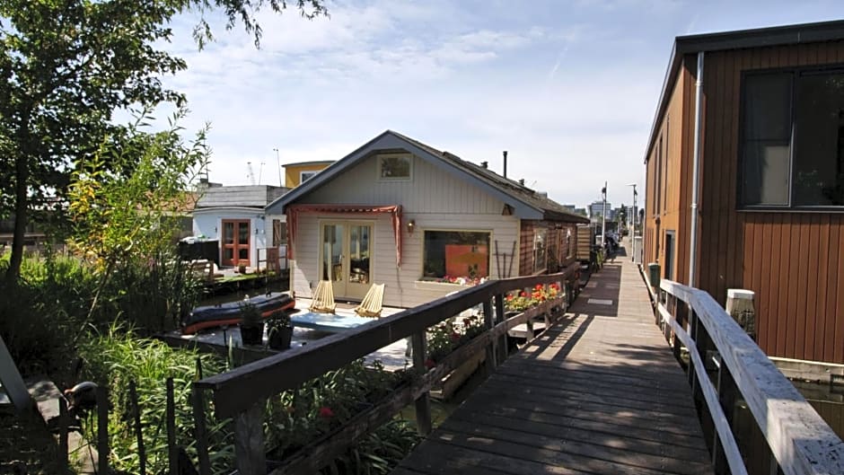 Houseboat apartment with water terrace, free bikes & fast wifi
