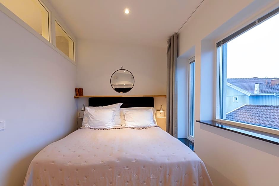 Easy Livin' Apartment Hotel