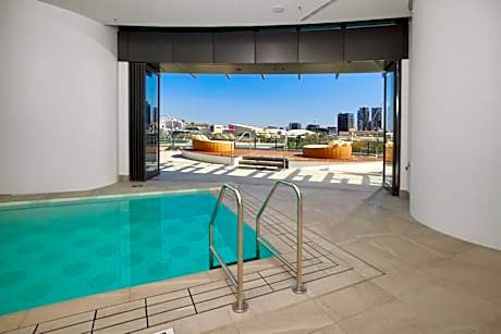 Luxury 1BR in Brisbane City River Firework View
