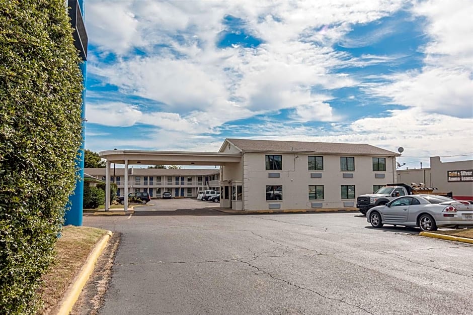 Motel 6-Texarkana, AR
