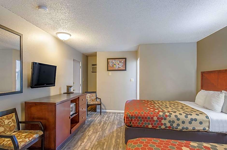 Econo Lodge Inn and Suites Yreka