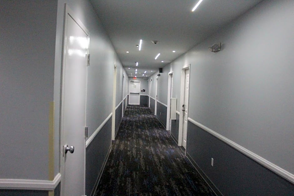 Douglas Inn & Suites Cleveland