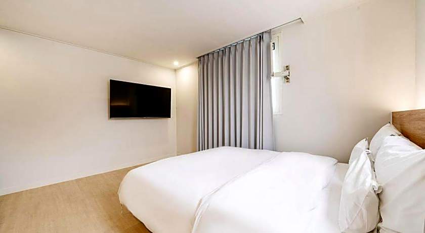 From H Dongbaek Hotel by Kwon Geoje Gohyeon
