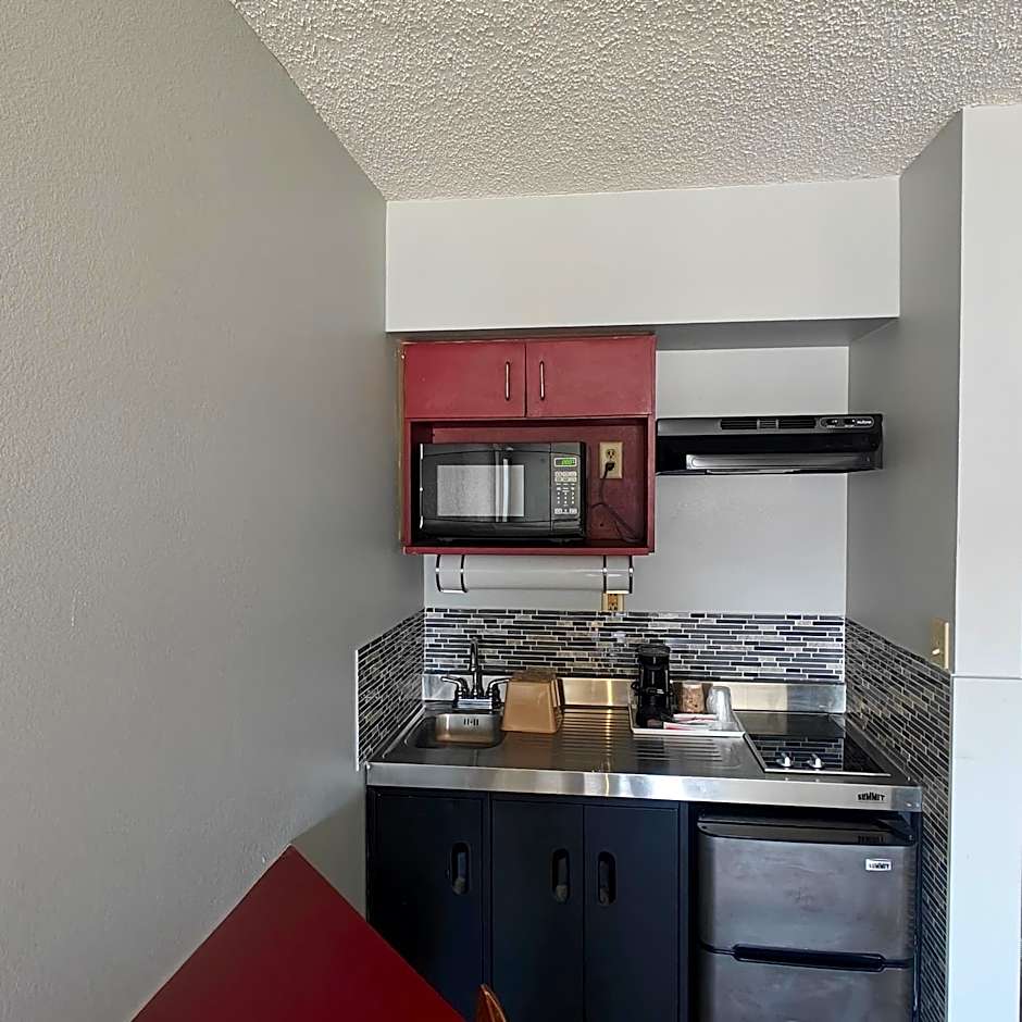 Mountain Vista Inn & Suites - Walking Distance to the Island