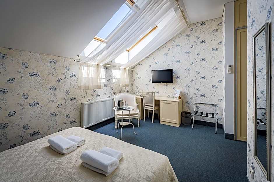 Moon Garden Old Town Hotel