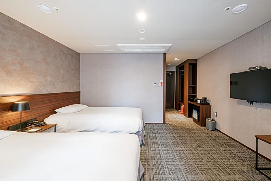 Hotel With City