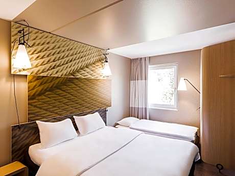 Room with 1 double bed 63 x 79 in 160 x 200 cm and 1 single bed 31 x 79 in 80 x 200 cm