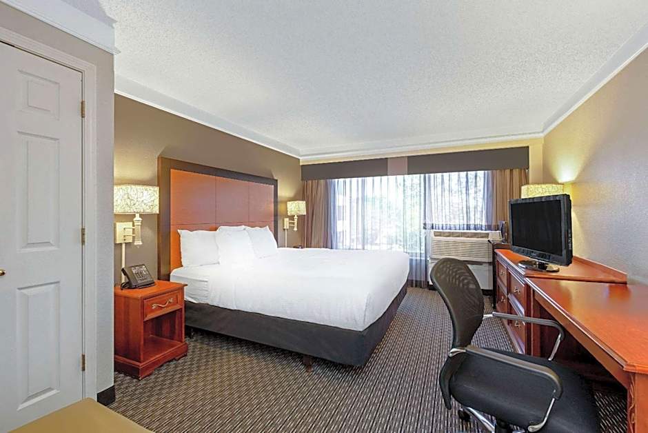 La Quinta Inn & Suites by Wyndham New Orleans Airport