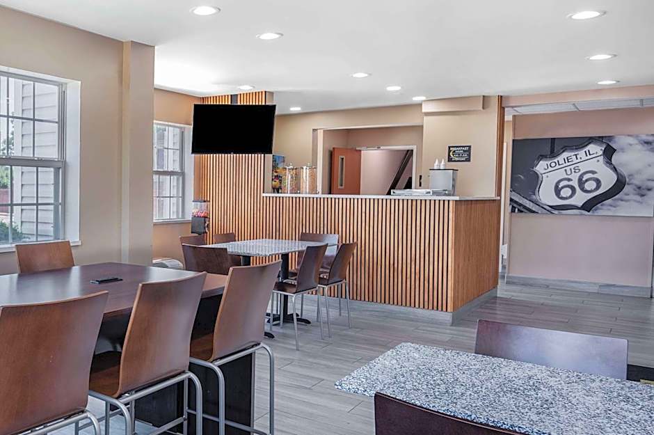 Super 8 by Wyndham Joliet