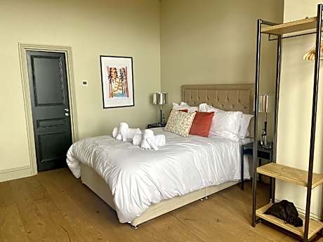 king-ensuite with shower-sea view