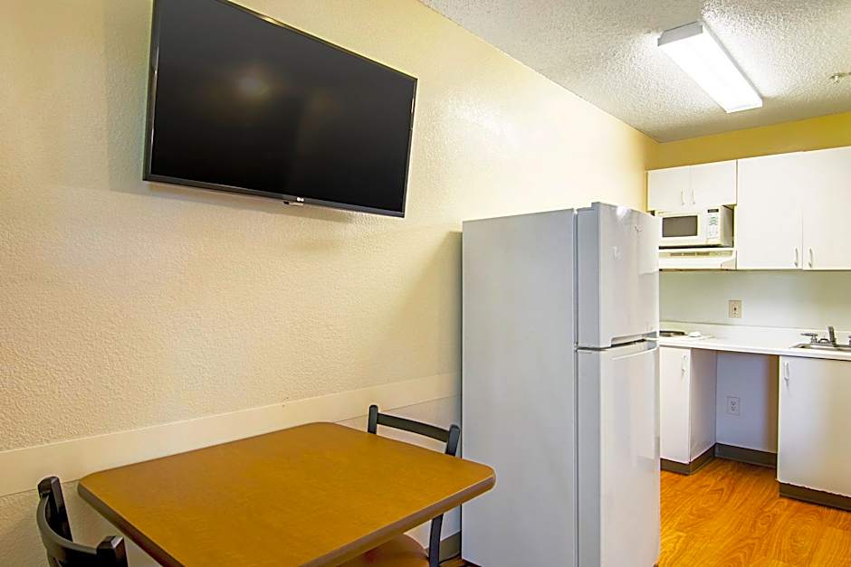 HomeTowne Studios Chicago - Waukegan