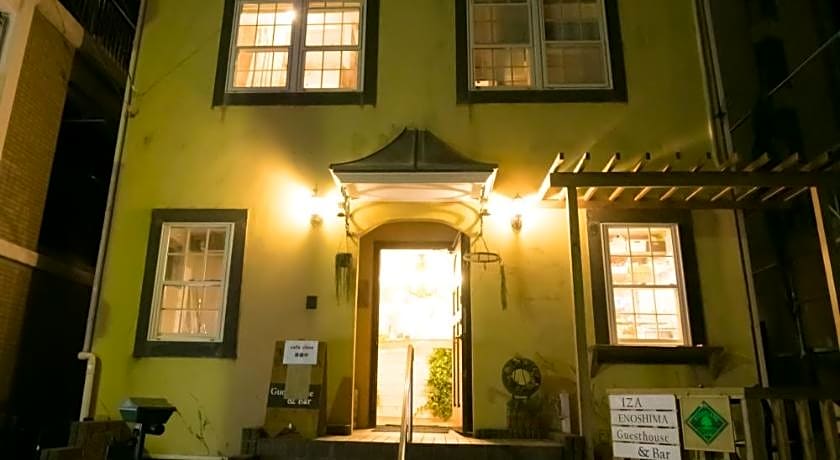 IZA Enoshima Guest House & Bar