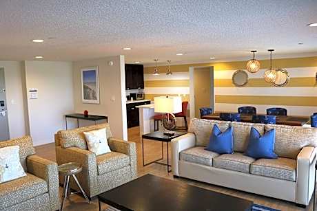 Executive Suite, 1 Bedroom Executive Suite, 1 King, Pool view, Top floor